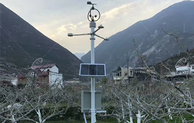 Solar power supply system for hydrometeorological monitoring